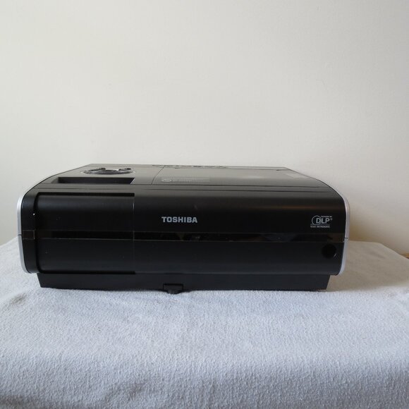 Toshiba TDP-EX20 Video Projector Texas Instruments DLP w/ Padded Carrying Case - Picture 1 of 11